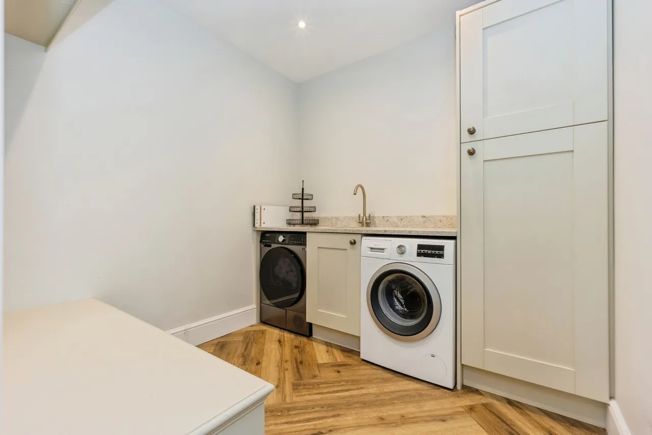 Kirkby Avenue, Sale, M33, photo 11