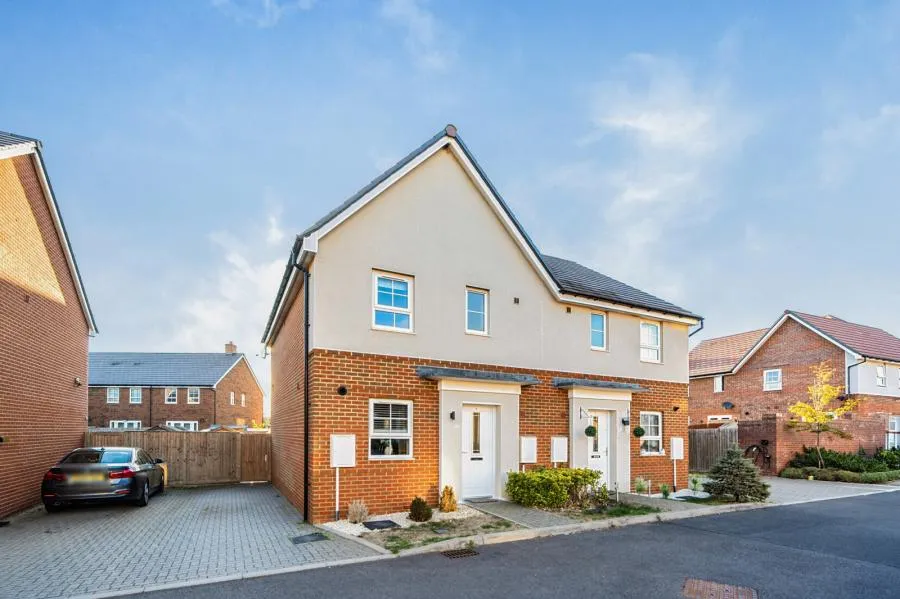 3 bed house for sale, Nutmeg Close, Broughton, HP22
