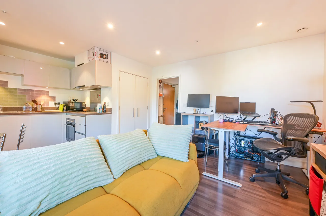 Flat 21, 12 Rathbone Market, Barking Road, London, photo 2