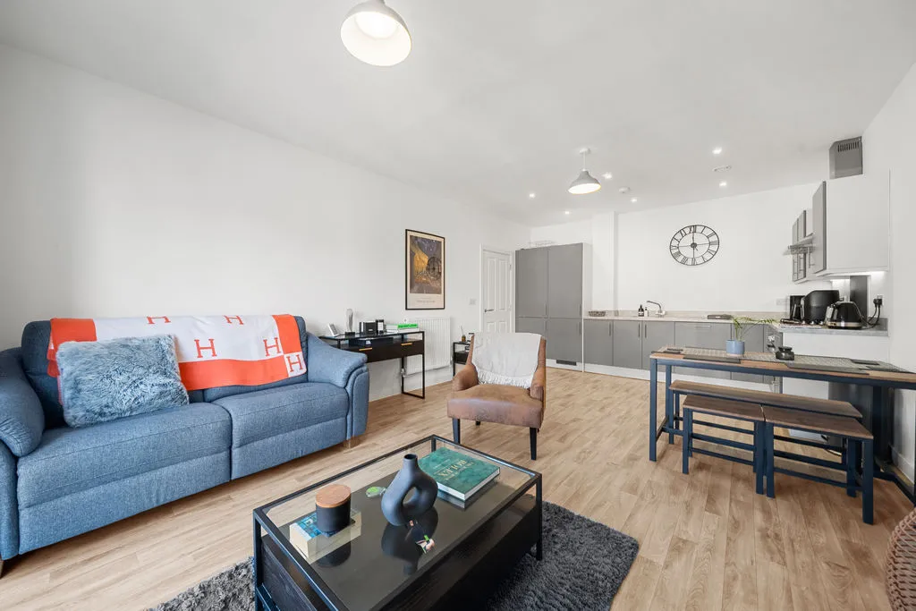 Bell Farm Way Hersham, Walton-On-Thames KT12 5BQ, photo 5