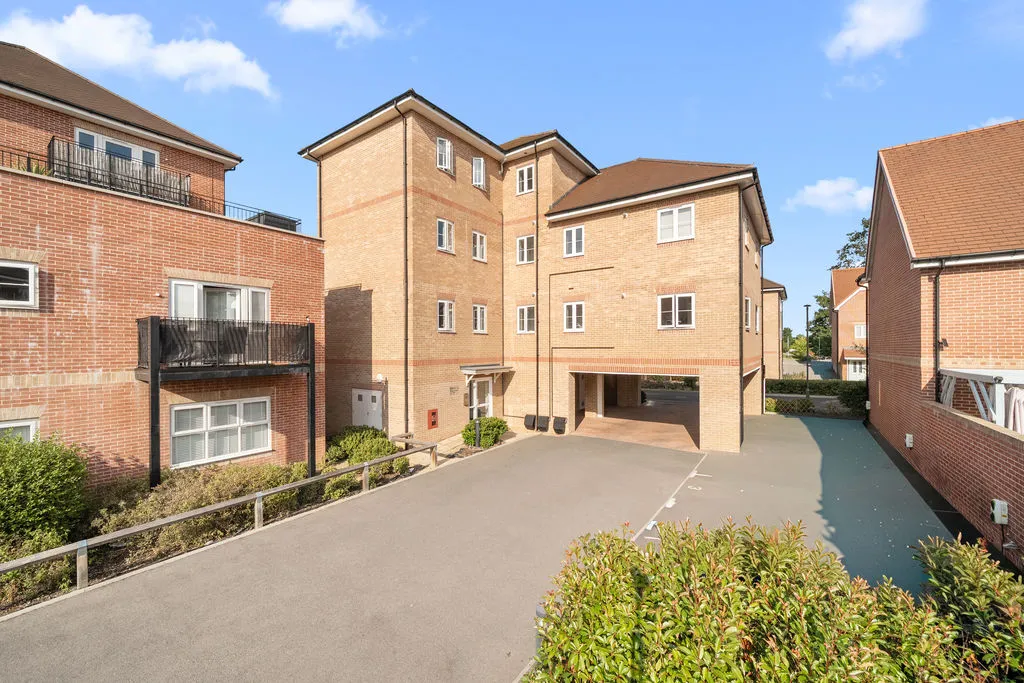 Bell Farm Way Hersham, Walton-On-Thames KT12 5BQ, photo 14