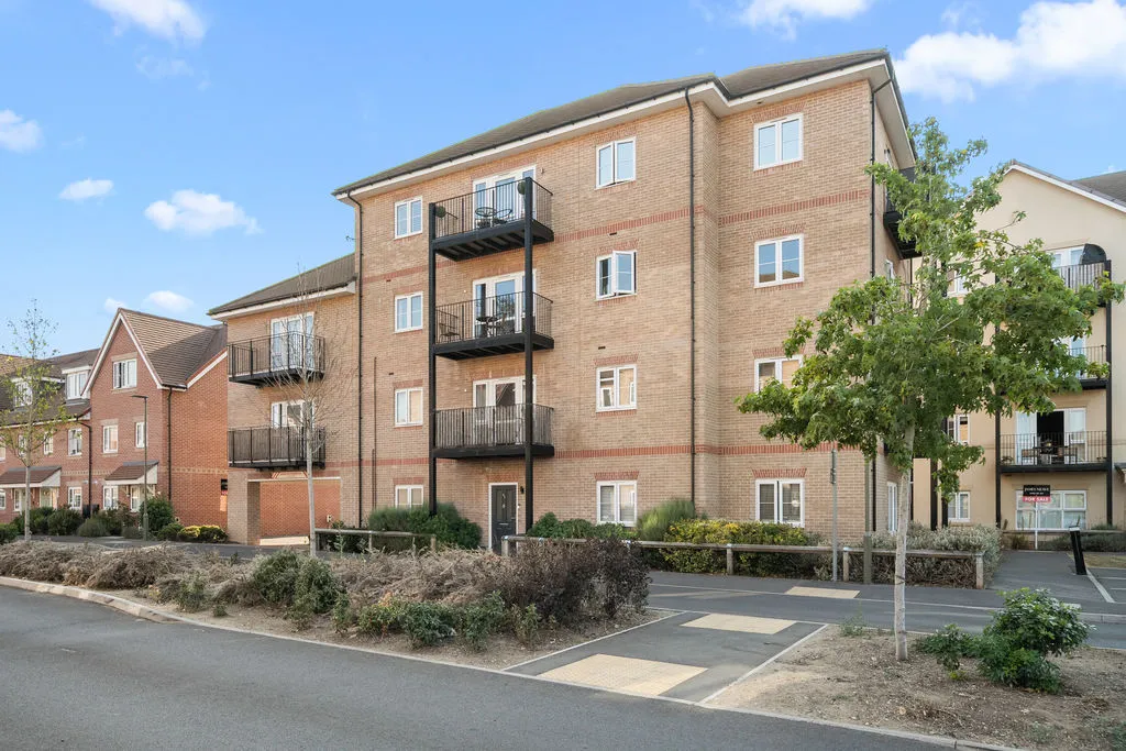 1 bed flat for sale — Bell Farm Way Hersham, Walton-On-Thames KT12 5BQ