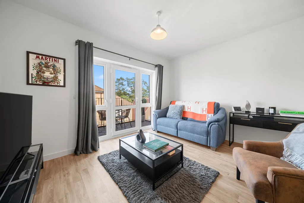 Bell Farm Way Hersham, Walton-On-Thames KT12 5BQ, photo 2