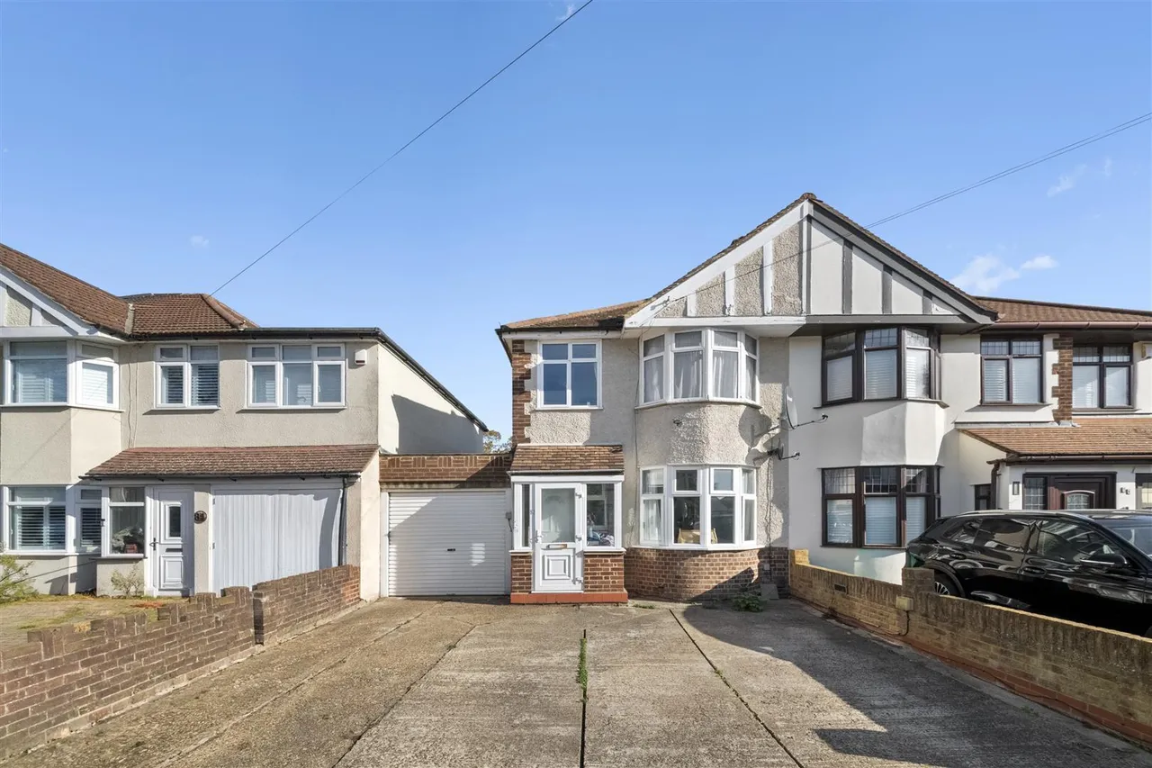 3 bed house for sale, Waverley Avenue, Whitton