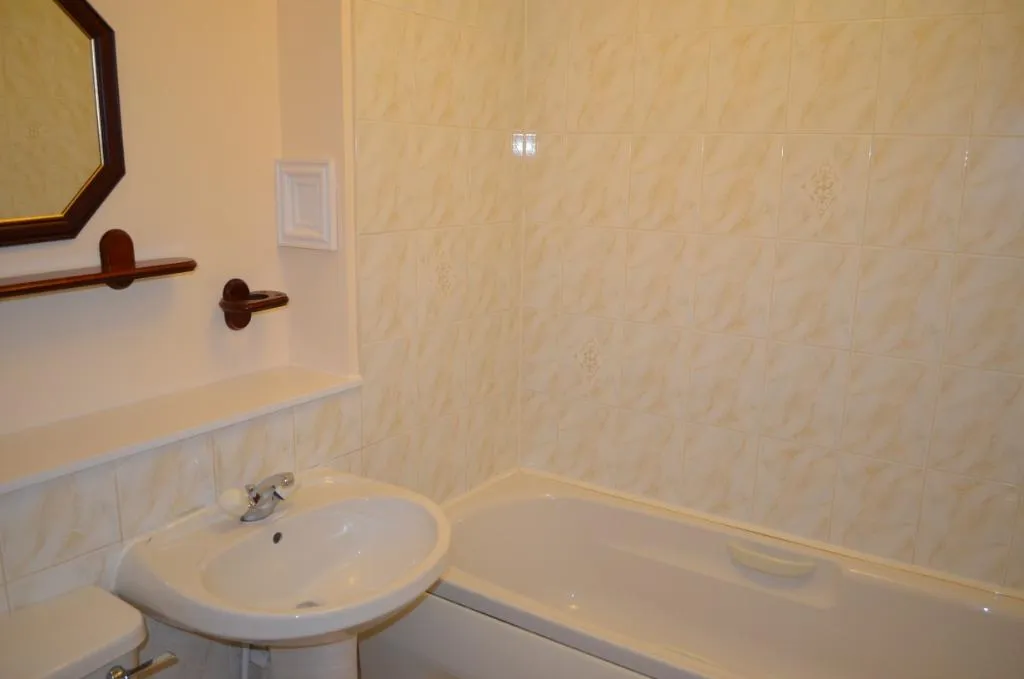 Queens Court, Larbert, FK5, photo 4