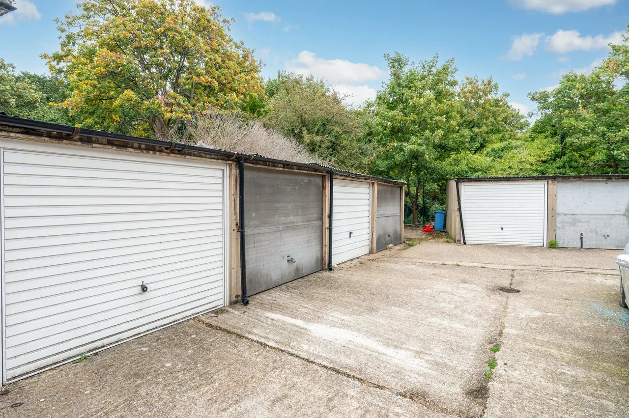 52 Riverside Gardens, Wembley, photo 6