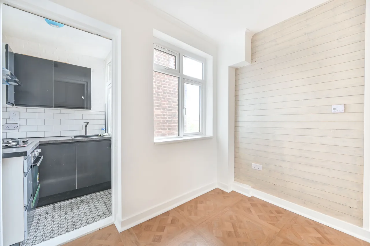 52 Riverside Gardens, Wembley, photo 5