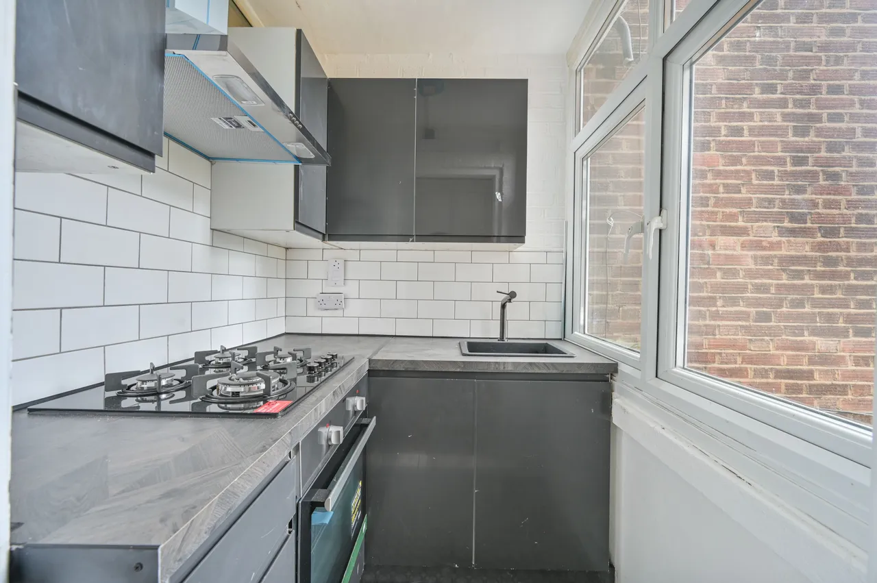 52 Riverside Gardens, Wembley, photo 3
