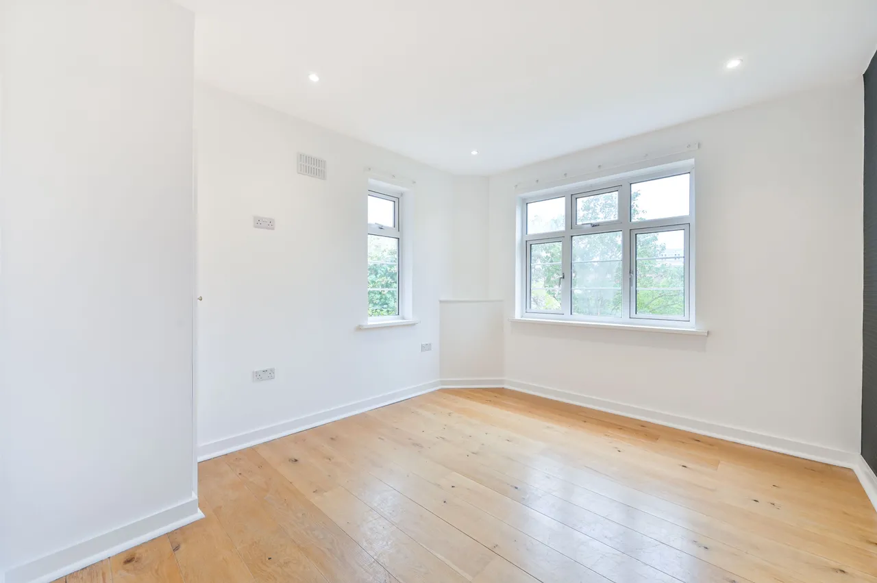 52 Riverside Gardens, Wembley, photo 4