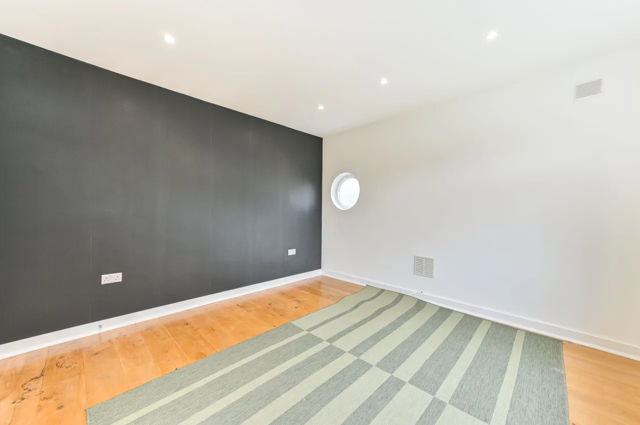 52 Riverside Gardens, Wembley, photo 7