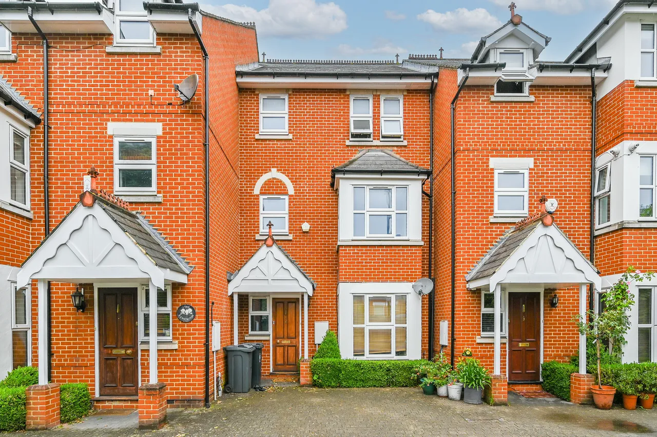 4 bed house to rent — 2 St Georges Mews, Sutton Court Road, London