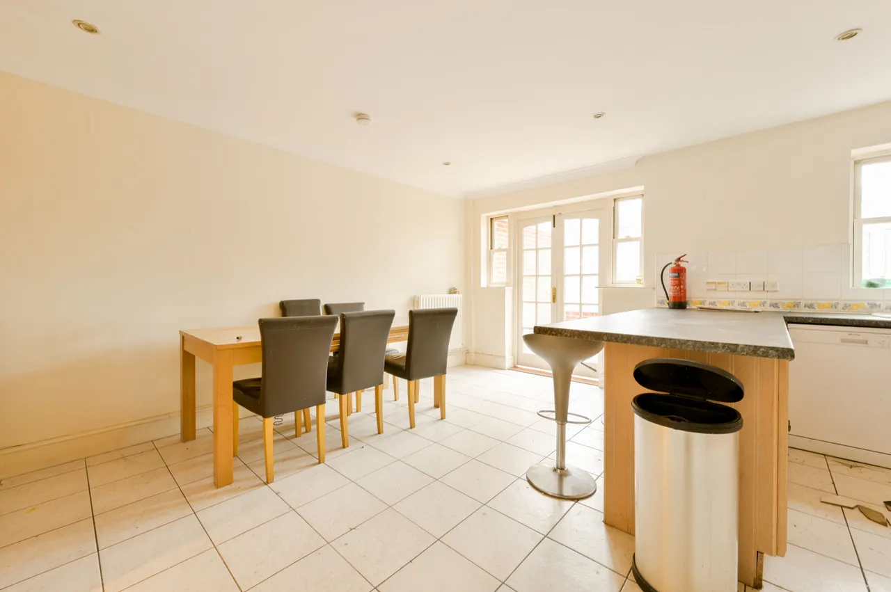 2 St Georges Mews, Sutton Court Road, London, photo 4