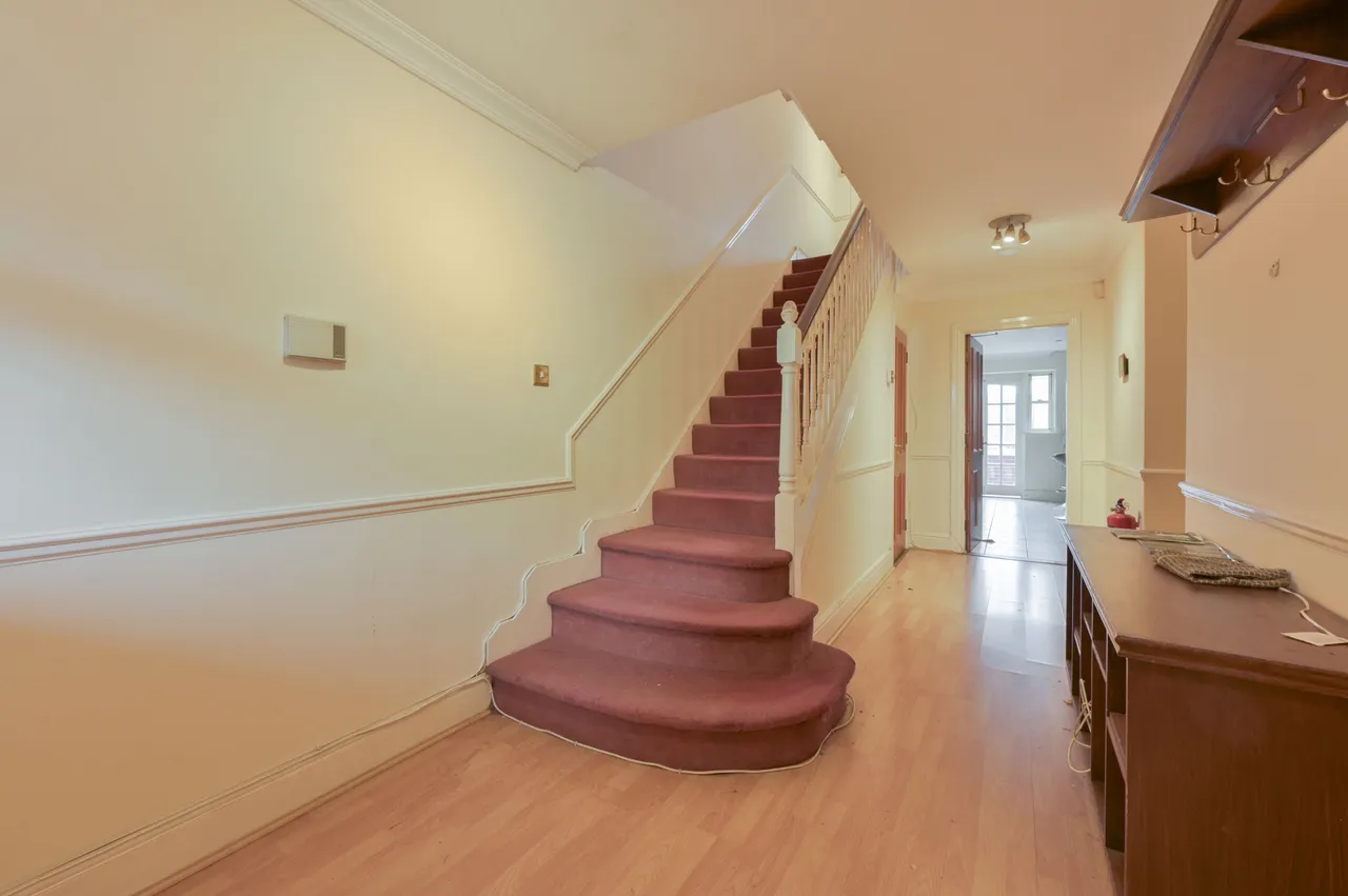2 St Georges Mews, Sutton Court Road, London, photo 2