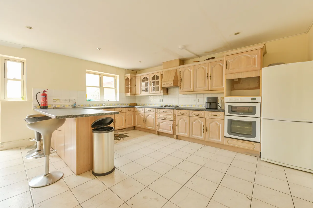 2 St Georges Mews, Sutton Court Road, London, photo 3