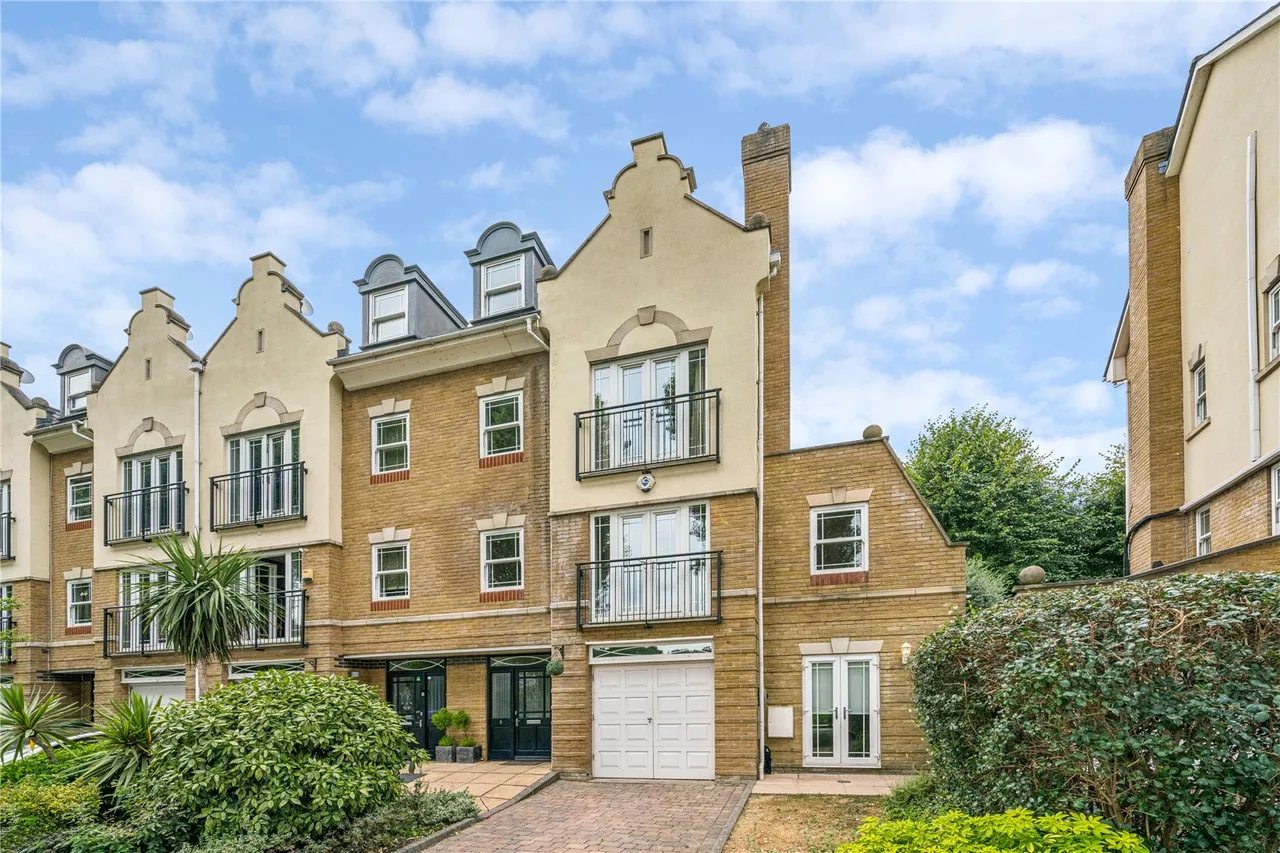 4 bed house to rent, Barker Close, Kew, TW9