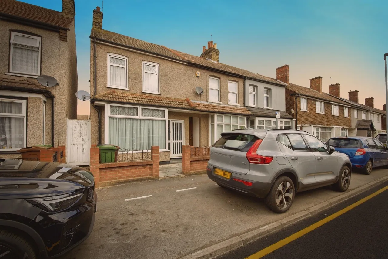3 bed house for sale — St. Johns Road, Barking