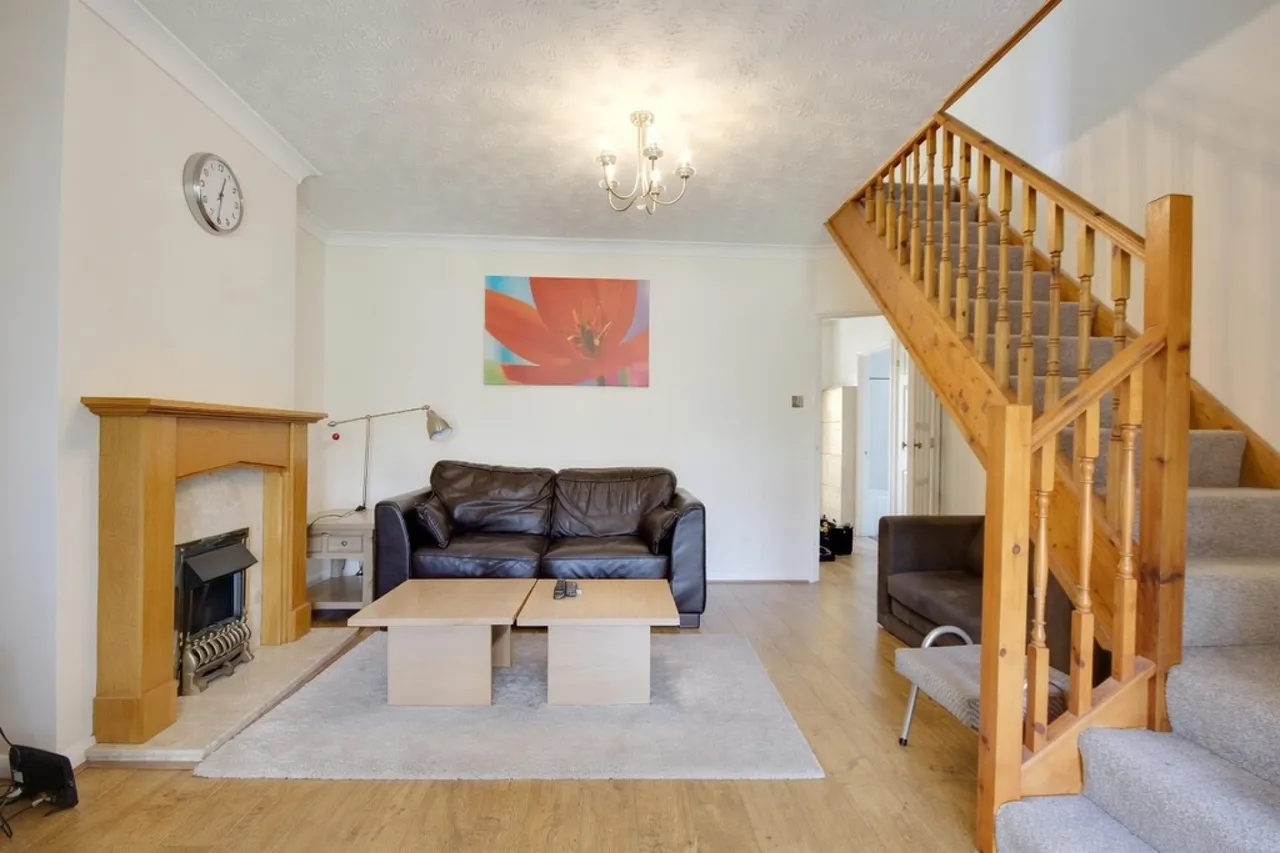 Ripley Avenue, Egham, photo 4