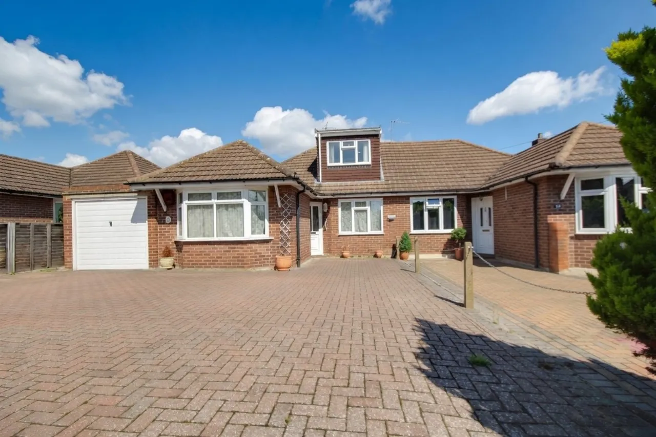 Ripley Avenue, Egham, photo 6