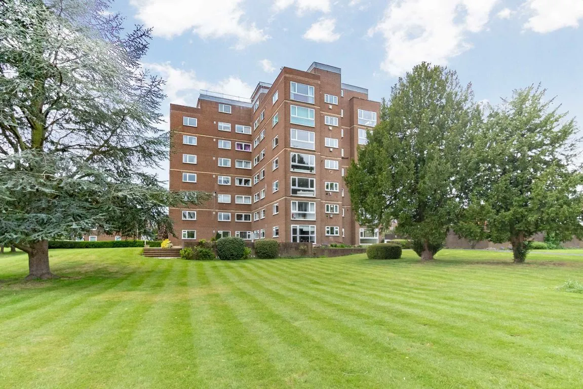 2 bed property to rent, Broom Park, TW11