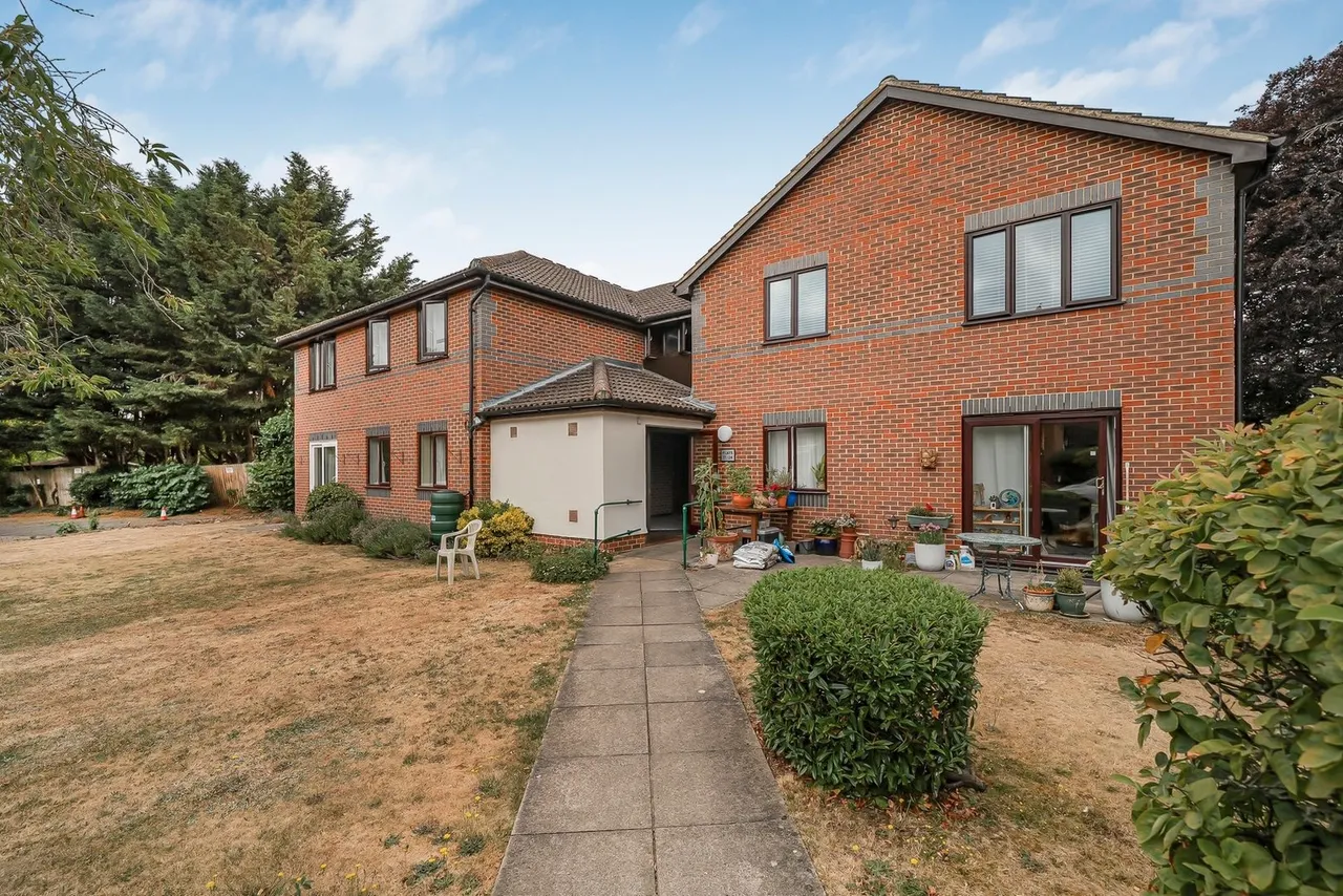 2 bed flat for sale, Octavia Way, Staines-up