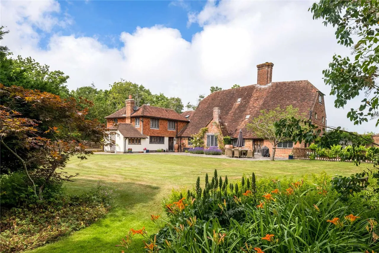 Sissinghurst Road, Biddenden, Ashford, Kent, TN27 8EX, photo 2