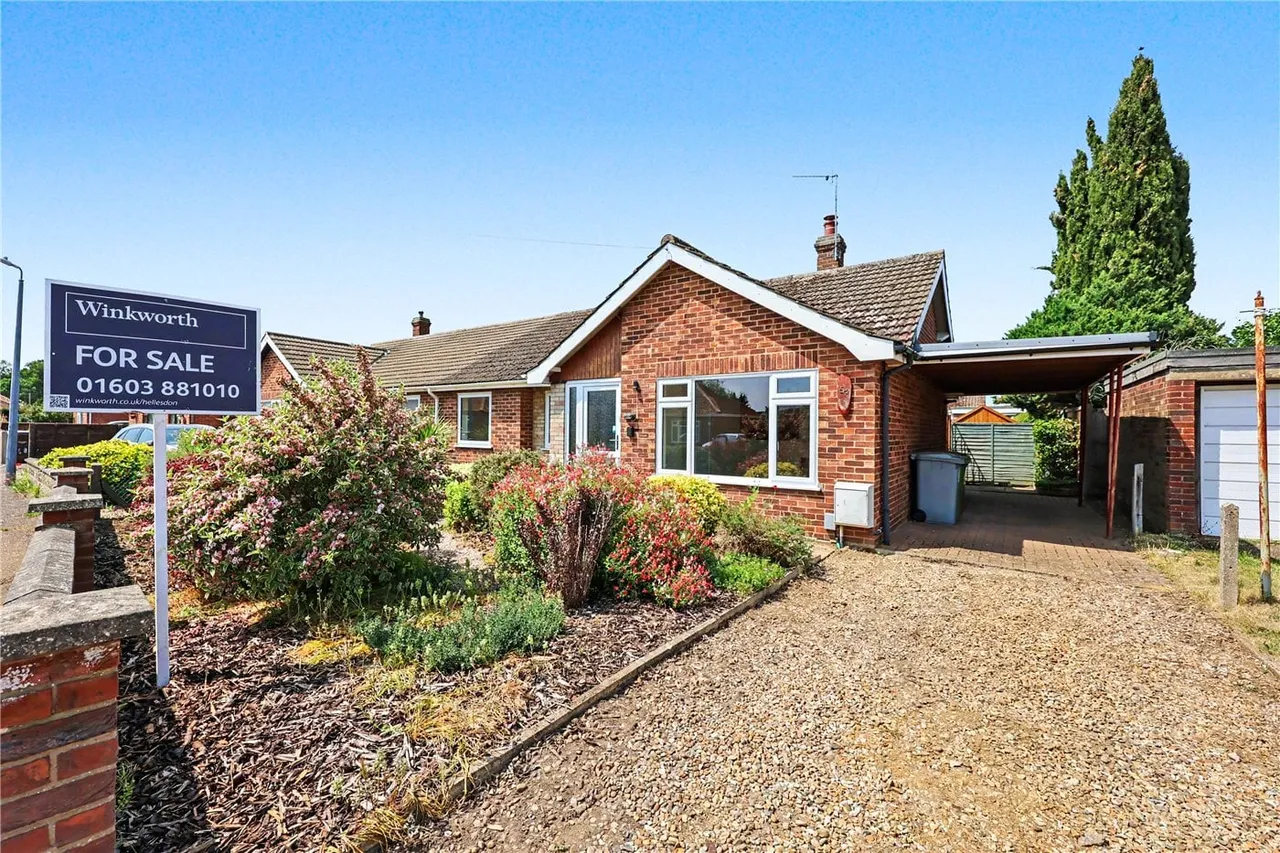 3 bed house for sale — Mountfield Avenue, Hellesdon, Norwich, Norfolk, NR6