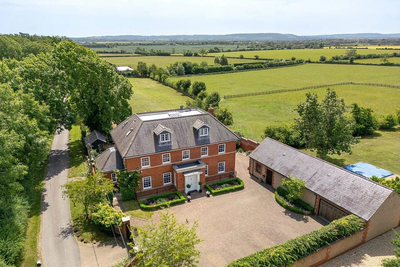 6 bed property for sale, Lodge Road, Crafton, LU7