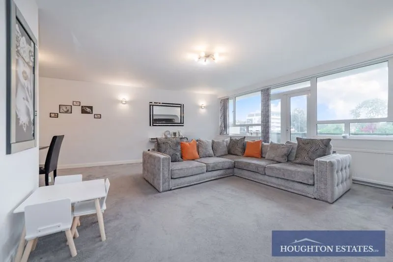 Regents Park Road, Finchley N3 3AA, photo 2