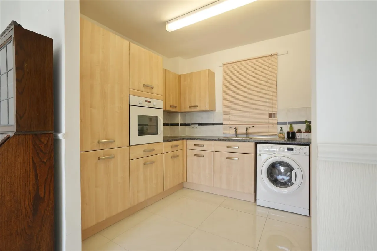 Flat 1, White Willows, 70, Dyche Road Sheffield, S8 8DS, photo 5