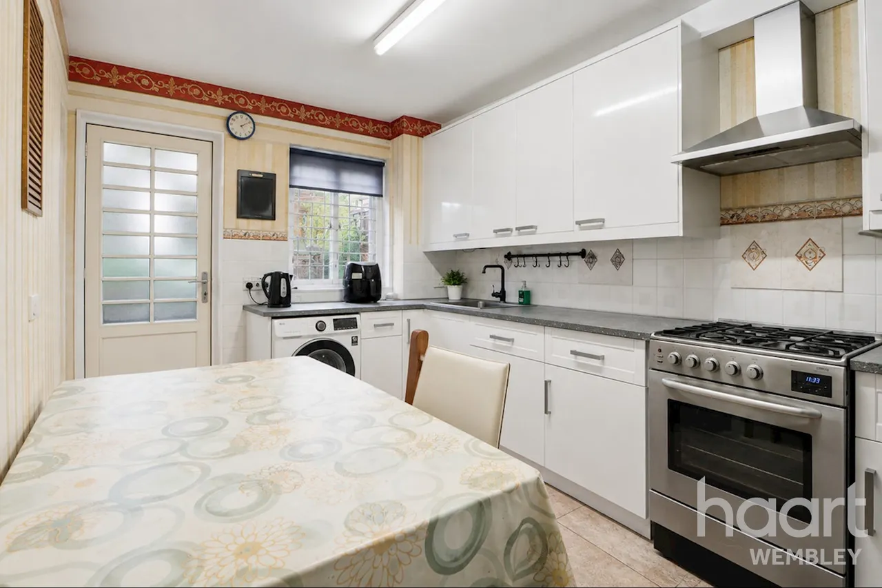 Chantry Crescent, London, NW10, photo 4