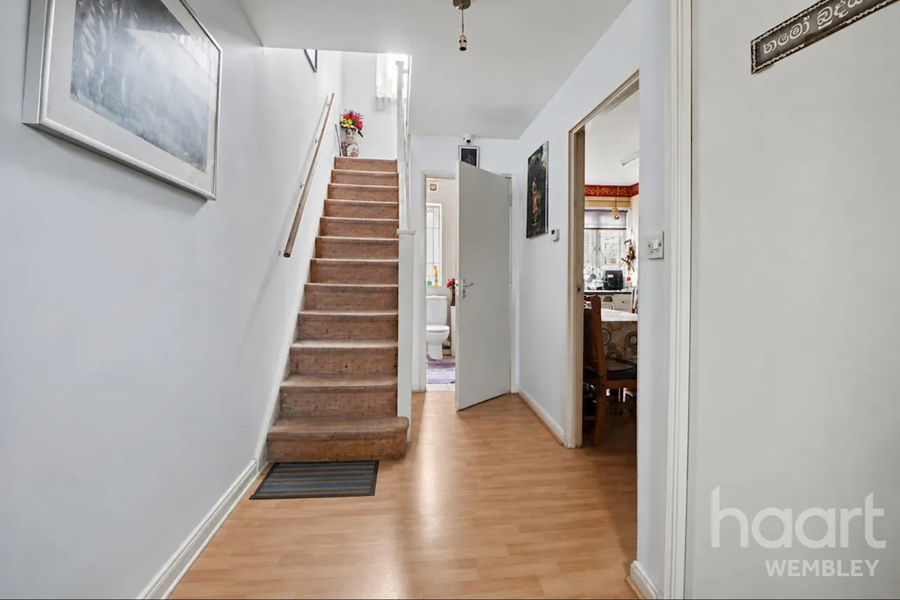 Chantry Crescent, London, NW10, photo 2