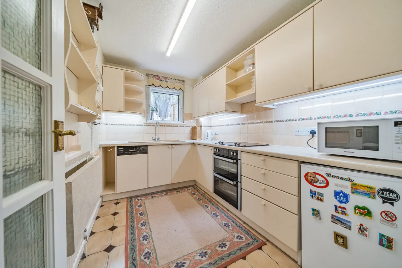 Heights Close, London, SW20, photo 2