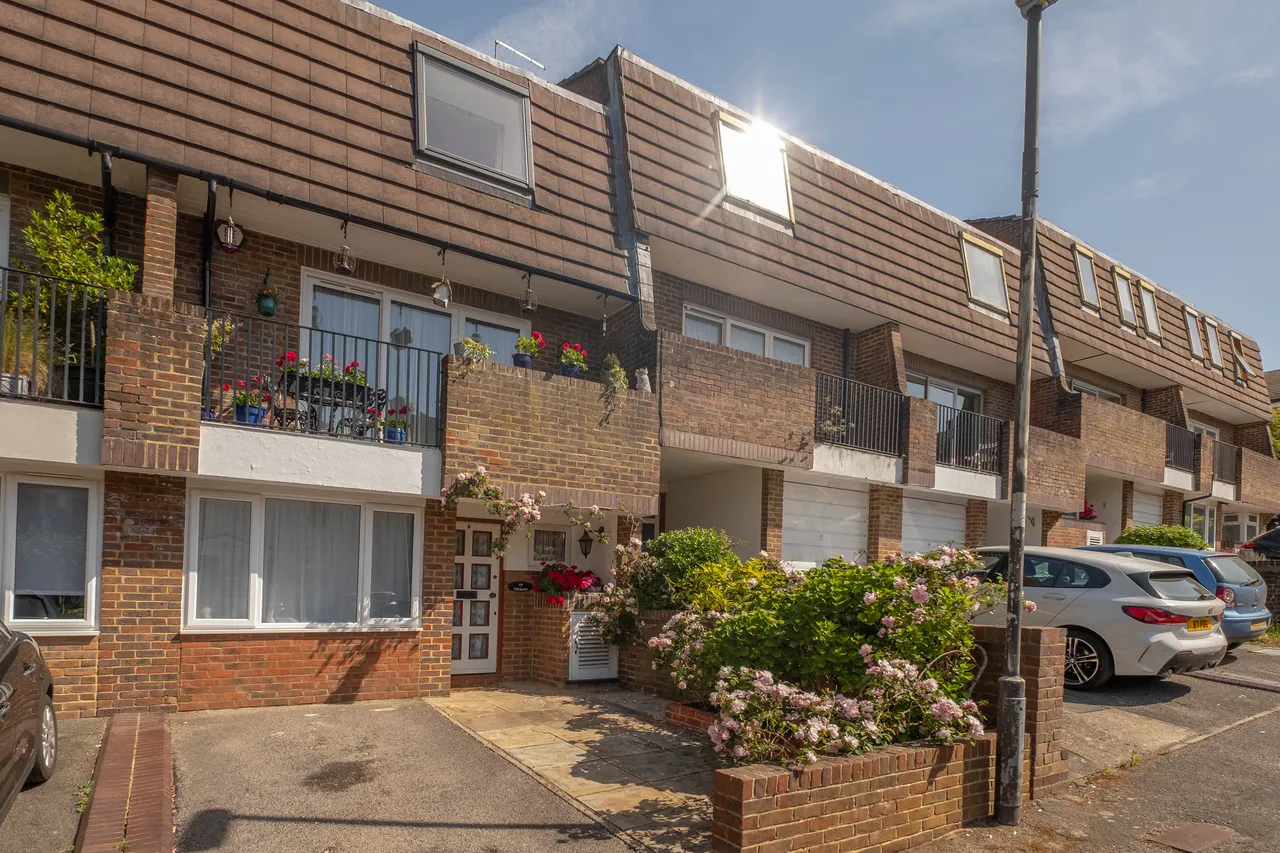 4 bed house for sale — Heights Close, London, SW20