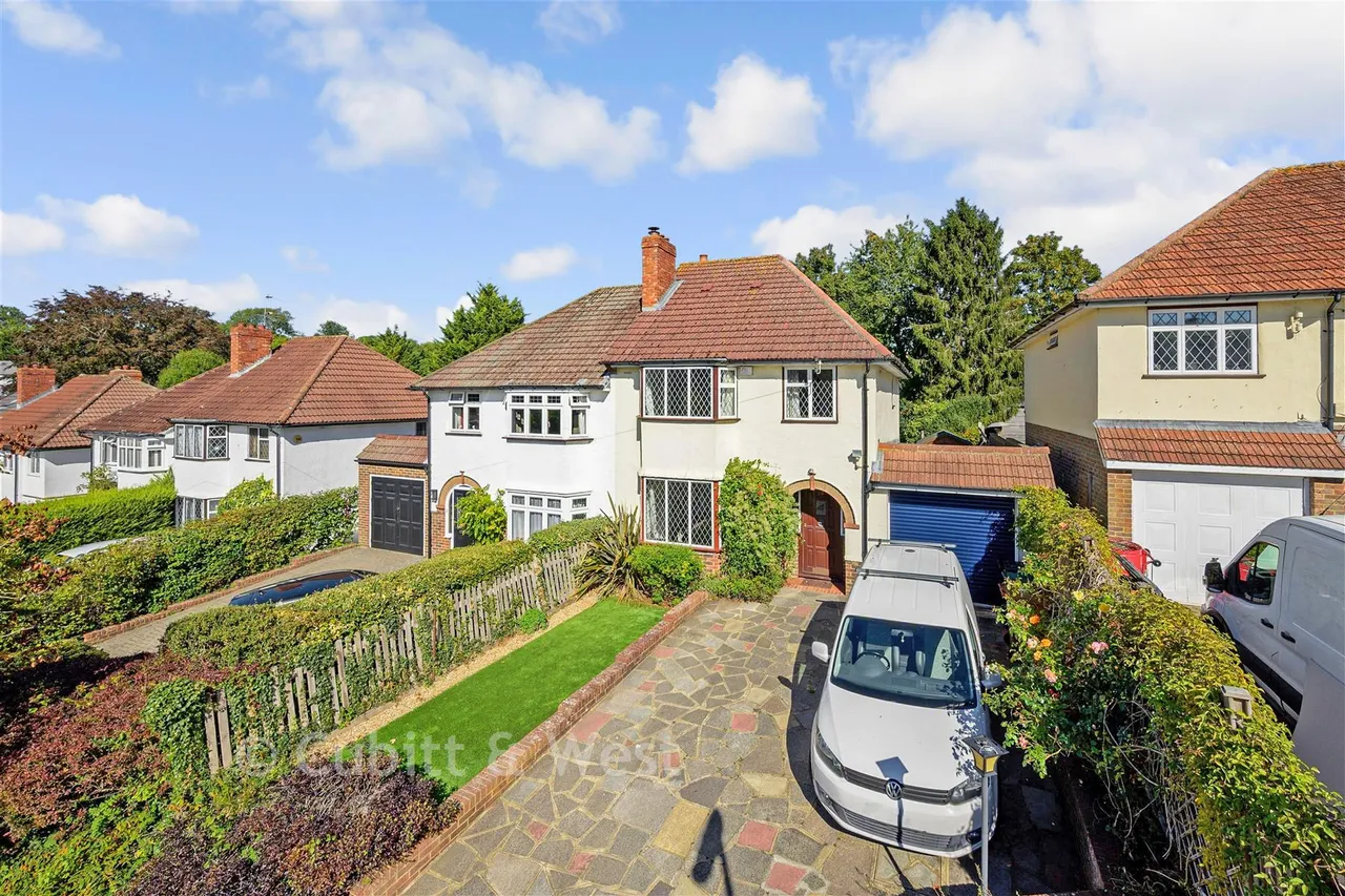 3 bed house for sale, Epsom Lane South, Tadworth, KT20