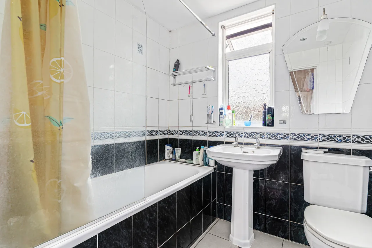 Middle Road, London, SW16, photo 8