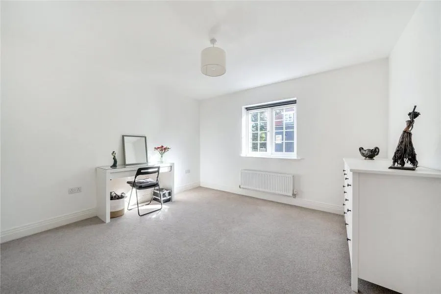 Merrileas Drive, Oxshott, KT22, photo 12