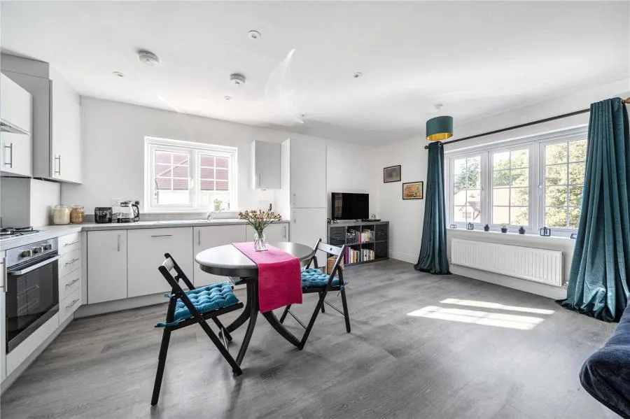 Merrileas Drive, Oxshott, KT22, photo 6