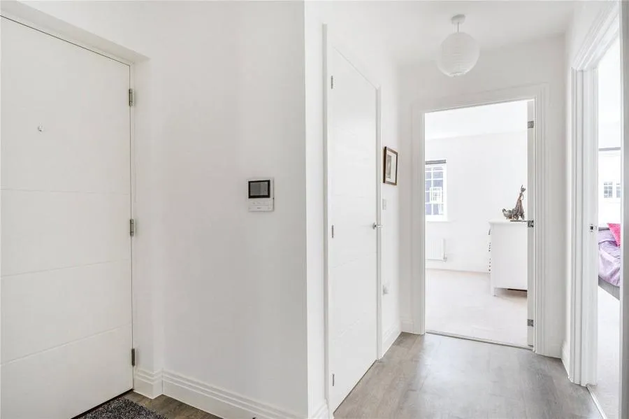 Merrileas Drive, Oxshott, KT22, photo 9