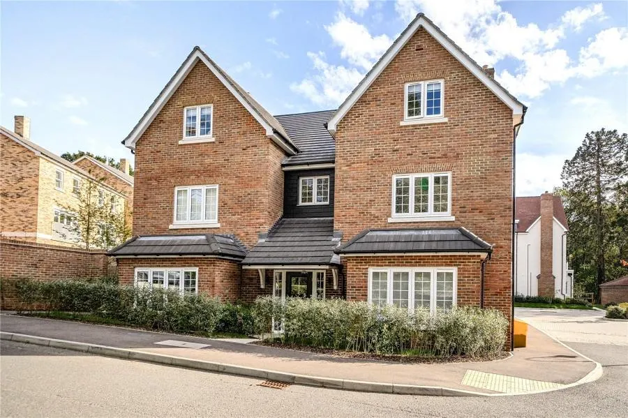 2 bed flat for sale, Merrileas Drive, Oxshott, KT22