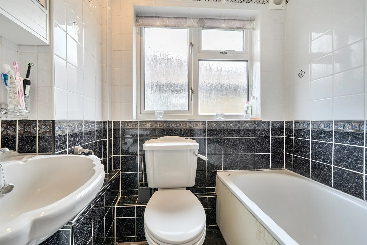 Lyndhurst Gardens, Enfield, photo 10