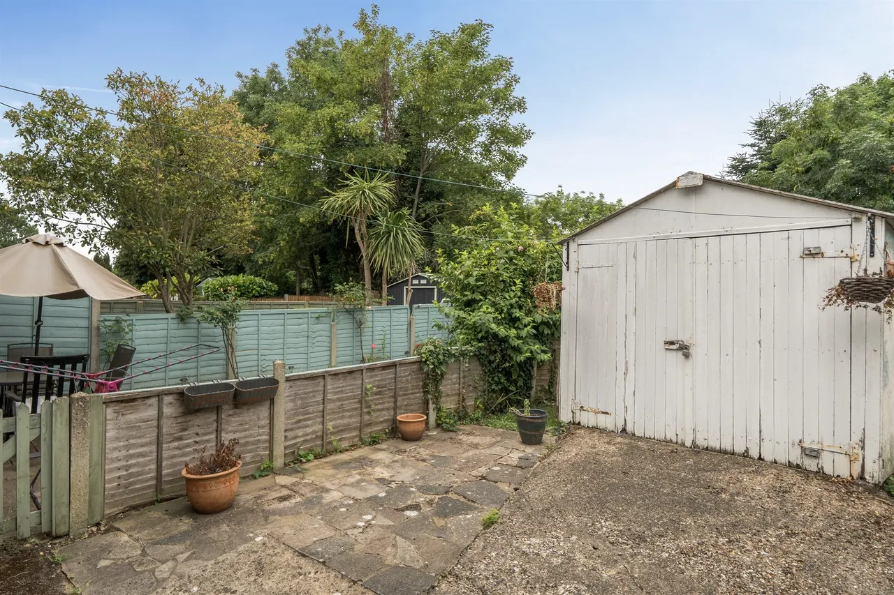 Lyndhurst Gardens, Enfield, photo 11