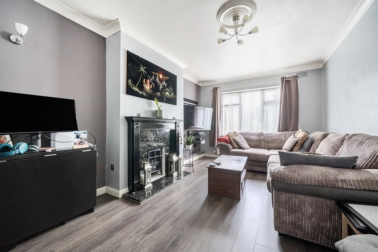 Lyndhurst Gardens, Enfield, photo 3