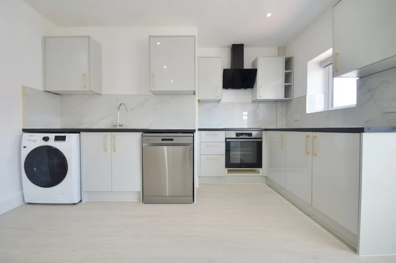 Parkfield Road, Feltham, photo 5