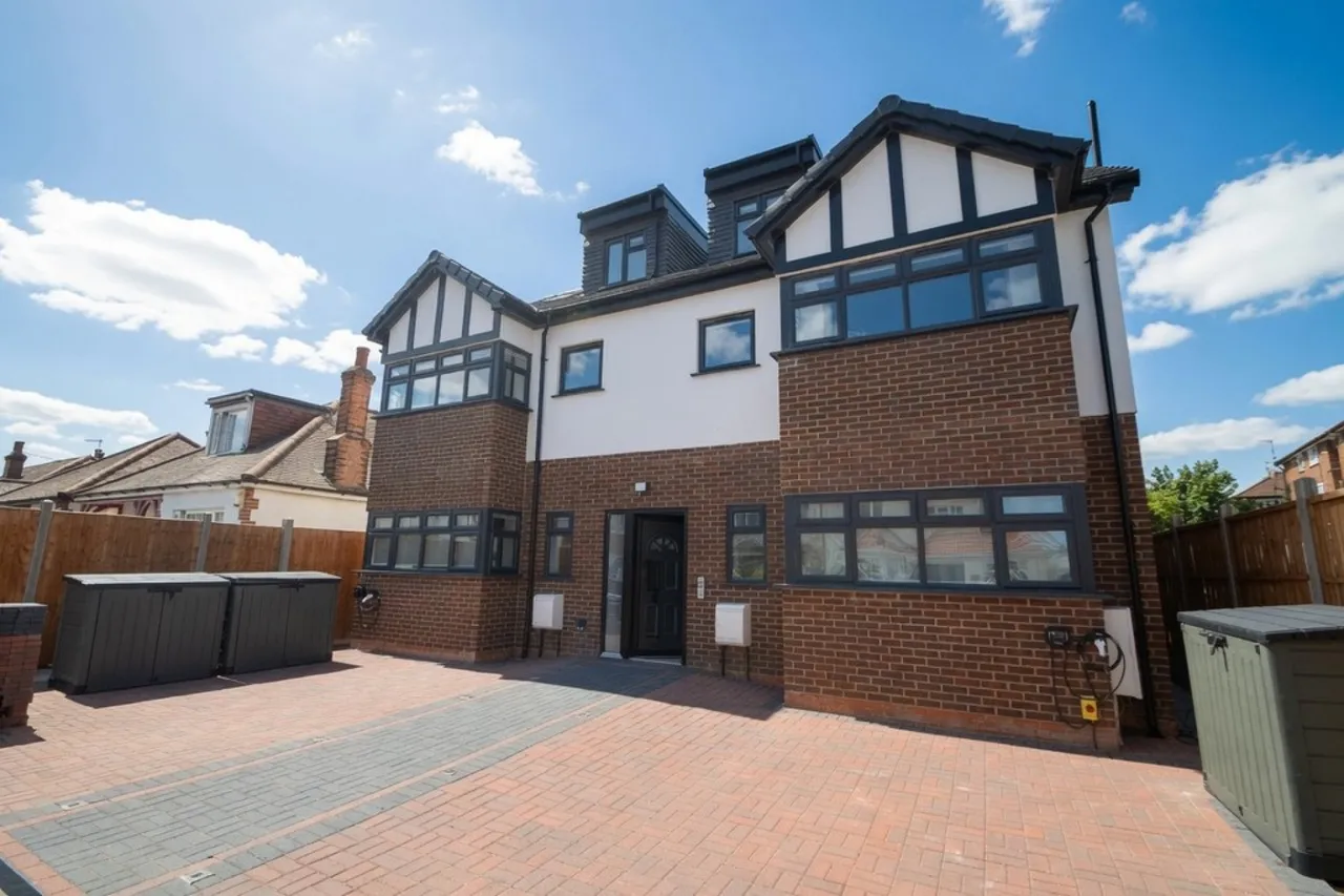 Parkfield Road, Feltham, photo 4