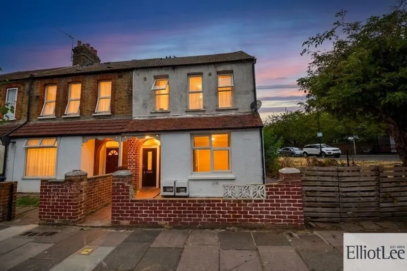 3 bed house to rent — Victoria Road, Southall, UB2