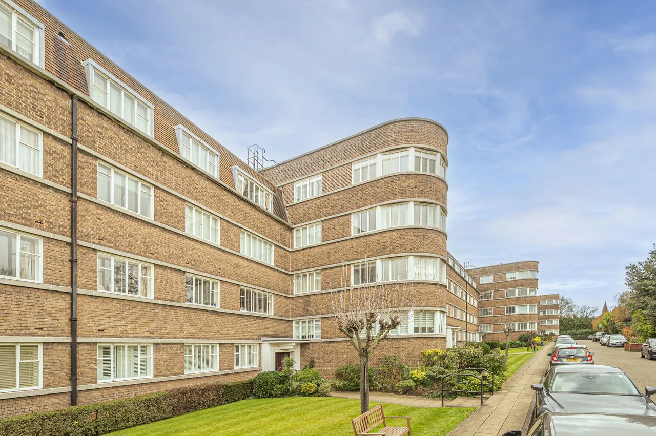 3 bed flat to rent, London, N2