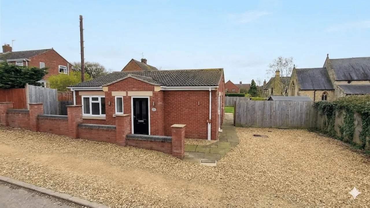 2 bed house for sale — High Street, Corby Glen, Grantham, NG33