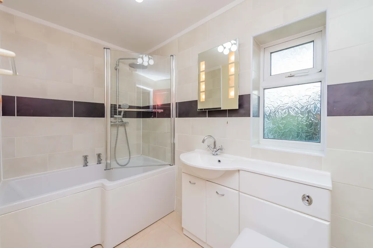 St. Barbaras Place, Park Hall, SY11, photo 2