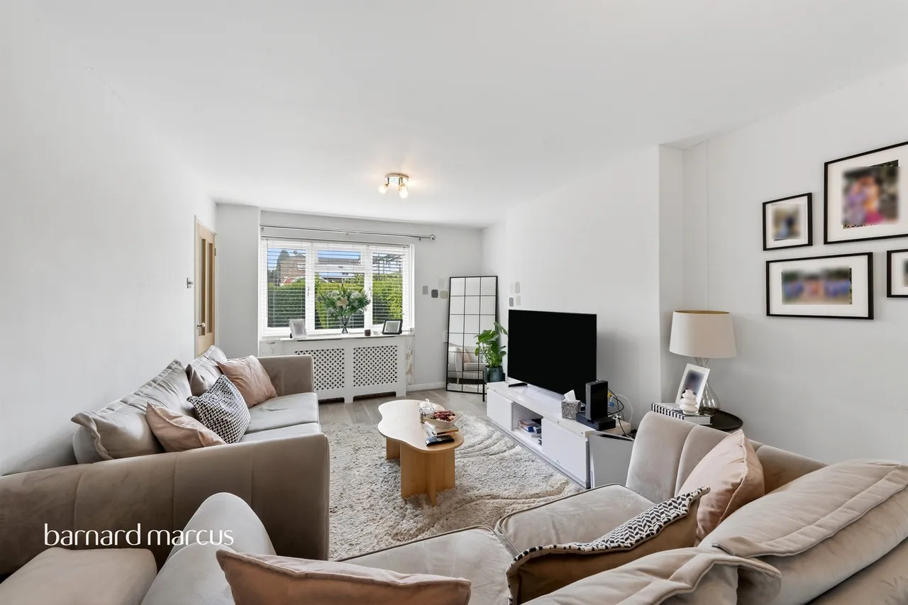 Long Walk, Epsom, KT18, photo 2