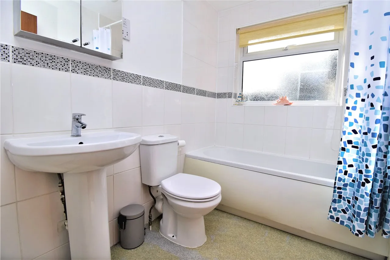 Middle Mead, Hook, Hampshire, RG27 9TE, photo 9